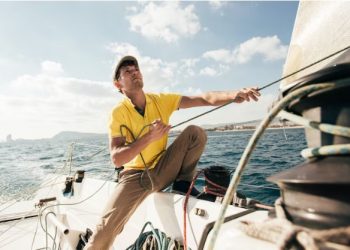 Where and how to order a sightseeing boat in Barcelona for 100 people